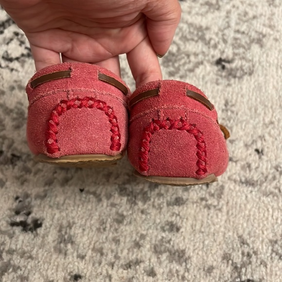 Minnetonka Kids Cassie Slipper in Hot Pink, Sz 8 - Picture 4 of 10